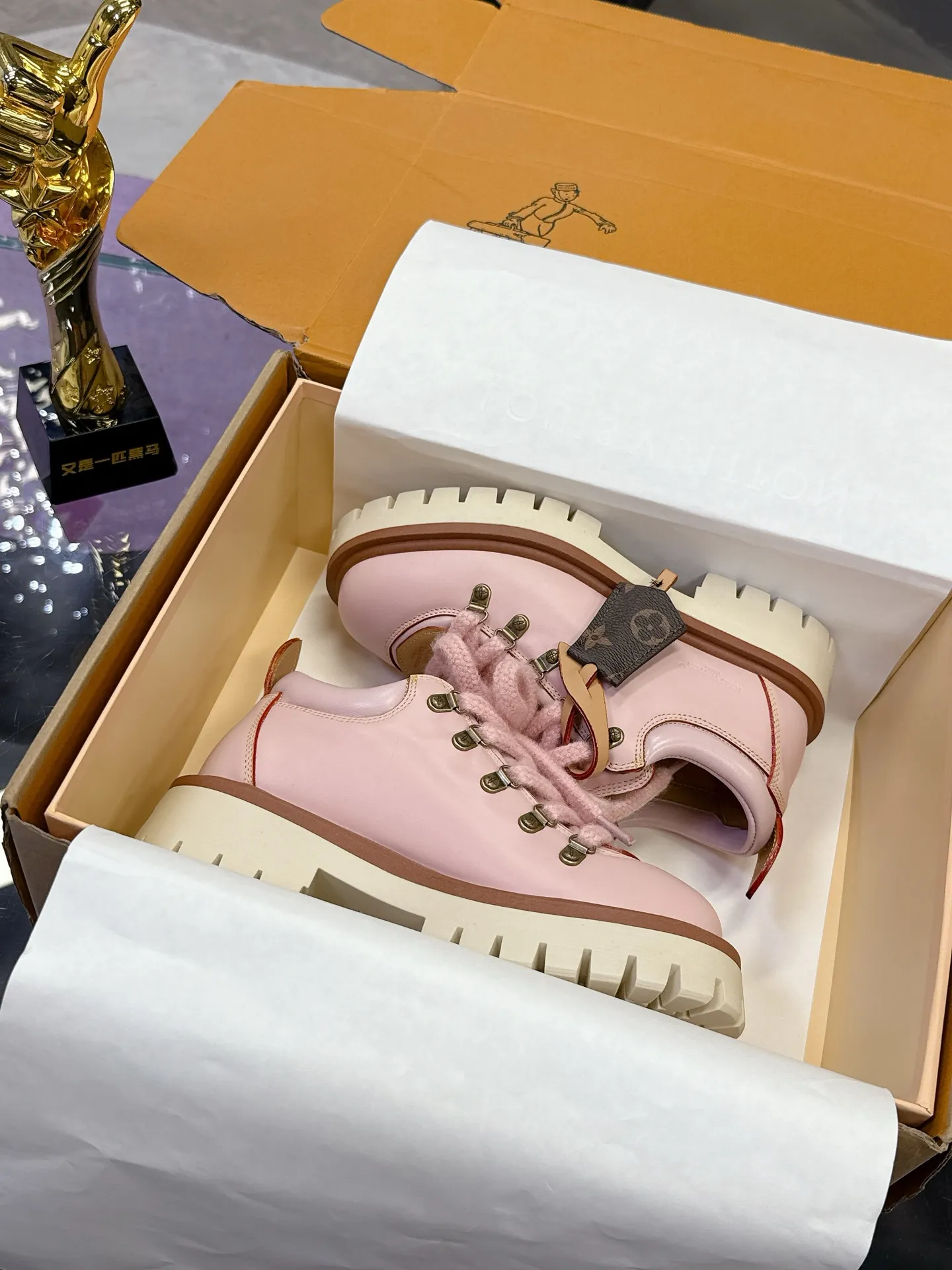Factory price: 700💰 LV | Louis Vuitton 🧡💚2025 autumn and winter new style, top version ⚠️ The counter features the latest LV REMIX lace-up mountaineering derby shoes, new hard goods 🆕 ❥BS purchasing level! Full of high-end feel! A popular model among bloggers at home and abroad, it’s retro and fashionable, and looks stunning on your feet! Mainly recommended model on the official website★ ▪️Upper: top-quality first-layer cowhide ▪️Inner lining: imported sheepskin ▪️Outsole: original molded T men's shoes 💰U anti-slip outsole ▪️Sole height: 3.5cm ▪️Shoe size: Female 35-41 (41 customized, non-refundable) Male 39-45 (46 customized, non-refundable)
